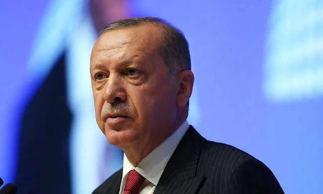 Γιατί η Ευρωπαϊκή Ένωση δε διαλέγει «στρατόπεδο» στην κόντρα Ερντογάν – Τραμπ